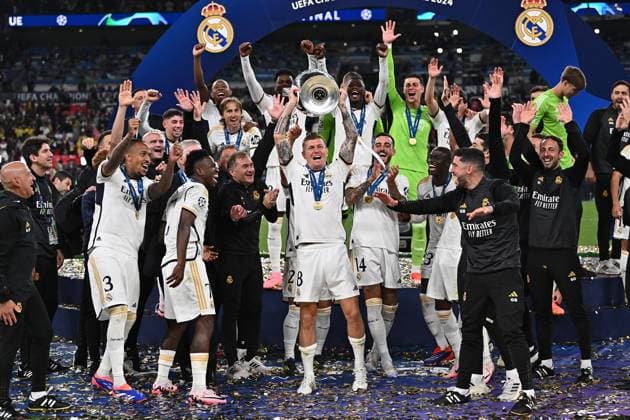 Bilder des Jahres 2024, Sport 06 Juni Sport Themen der Woche KW22 Sport Bilder des Tages 01.06.2024, xfux, Fussball UEFA Champions League Finale 2024, Borussia Dortmund - Real Madrid, emspor, v.l. Toni Kroos (Real Madrid) und team jubeln jubelt nach Spielende celebrate at the end of the match. mit champions league pokal (DFL DFB REGULATIONS PROHIBIT ANY USE OF PHOTOGRAPHS as IMAGE SEQUENCES and or QUASI-VIDEO) London *** 01 06 2024, xfux, Football UEFA Champions League Final 2024, Borussia Dortmund Real Madrid, emspor, v l Toni Kroos Real Madrid and team cheer celebrate at the end of the match with champions league pokal DFL DFB REGULATIONS PROHIBIT ANY USE OF PHOTOGRAPHS as IMAGE SEQUENCES and or QUASI VIDEO London