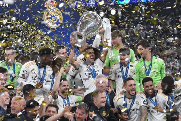 Siegerehrung Schlussjubel Schlußjubel Emotion Freude der Mannschaft von Real Madrid, Nacho ( 6, Real Madrid) streckt den Pokal hoch 01.06.2024 Fussball, Champions League Finale, Borussia Dortmund vs Real Madrid, Stadion in Wembley, London, London Borough of Brent United Kingdom