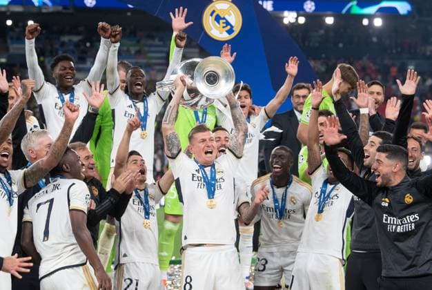 Fussball, Herren, Saison 2023 2024, Champions League (Finale), Borussia Dortmund - Real Madrid, Siegerfoto Madrid, Toni Kroos (Real Madrid) mit Pokal, 01.06.2024, Copyright: xSebastianxRäppold MatthiasxKochx