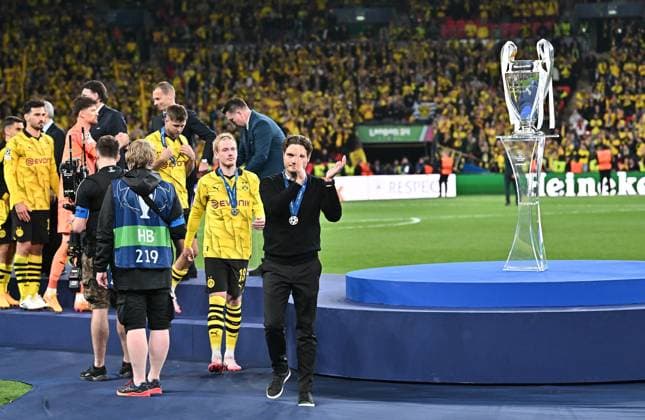 01.06.2024, xfux, Fussball UEFA Champions League Finale 2024, Borussia Dortmund - Real Madrid, emspor, v.l. Trainer Edin Terzic (Borussia Dortmund) läuft enttaeuscht, enttaeuscht schauend, dissapointed am Pokal vorbei (DFL DFB REGULATIONS PROHIBIT ANY USE OF PHOTOGRAPHS as IMAGE SEQUENCES and or QUASI-VIDEO) London