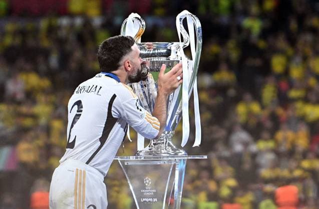 01.06.2024, xfux, Fussball UEFA Champions League Finale 2024, Borussia Dortmund - Real Madrid, emspor, v.l. Daniel Carvajal (Real Madrid) küsst den Pokal (DFL DFB REGULATIONS PROHIBIT ANY USE OF PHOTOGRAPHS as IMAGE SEQUENCES and or QUASI-VIDEO) London