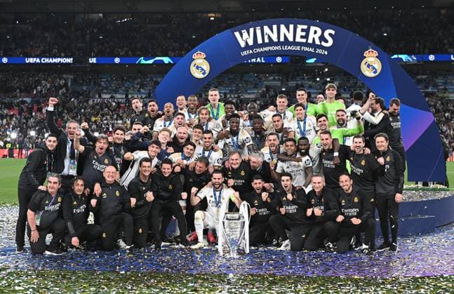 01.06.2024, xfux, Fussball UEFA Champions League Finale 2024, Borussia Dortmund - Real Madrid, emspor, v.l. Nacho (Real Madrid) und Team siegerfoto mit Pokal (DFL DFB REGULATIONS PROHIBIT ANY USE OF PHOTOGRAPHS as IMAGE SEQUENCES and or QUASI-VIDEO) London