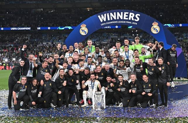01.06.2024, xfux, Fussball UEFA Champions League Finale 2024, Borussia Dortmund - Real Madrid, emspor, v.l. Nacho (Real Madrid) und Team siegerfoto mit Pokal (DFL DFB REGULATIONS PROHIBIT ANY USE OF PHOTOGRAPHS as IMAGE SEQUENCES and or QUASI-VIDEO) London