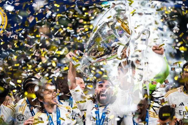 240601 Nacho Fernandez of Real Madrid lifts the trophy and celebrate with his teammates after the UEFA Champions League final between Dortmund and Real Madrid on June 1, 2024 in London. Photo: Petter Arvidson BILDBYRAN kod PA PA0818 fotboll football soccer fotball champions league final dortmund real madrid bbeng jubel Copyright: PETTERxARVIDSON BB240601PA227
