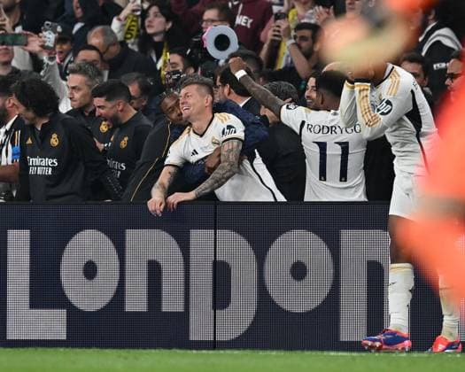 01.06.2024, xfux, Fussball UEFA Champions League Finale 2024, Borussia Dortmund - Real Madrid, emspor, v.l. Toni Kroos (Real Madrid) und team jubeln jubelt nach Spielende celebrate at the end of the match. (DFL DFB REGULATIONS PROHIBIT ANY USE OF PHOTOGRAPHS as IMAGE SEQUENCES and or QUASI-VIDEO) London