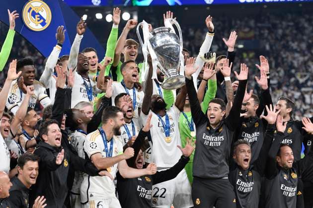 Siegerehrung Schlussjubel Schlußjubel Emotion Freude der Mannschaft von Real Madrid, Antonio Rüdiger Ruediger ( 22, Real Madrid) streckt den Pokal hoch 01.06.2024 Fussball, Champions League Finale, Borussia Dortmund vs Real Madrid, Stadion in Wembley, London, London Borough of Brent United Kingdom