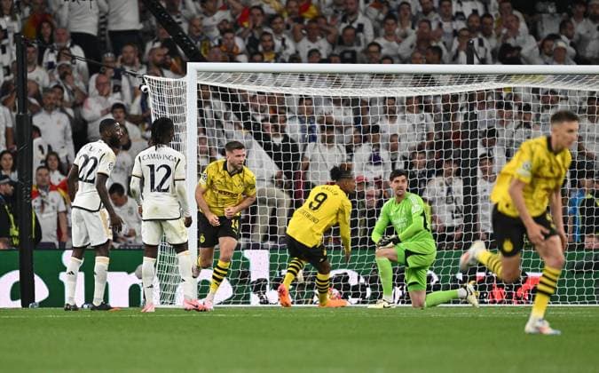 01.06.2024, xfux, Fussball UEFA Champions League Finale 2024, Borussia Dortmund - Real Madrid, emspor, v.l. Niclas Füllkrug (Borussia Dortmund), Thibaut Courtois (Real Madrid) abseitstor (DFL DFB REGULATIONS PROHIBIT ANY USE OF PHOTOGRAPHS as IMAGE SEQUENCES and or QUASI-VIDEO) London