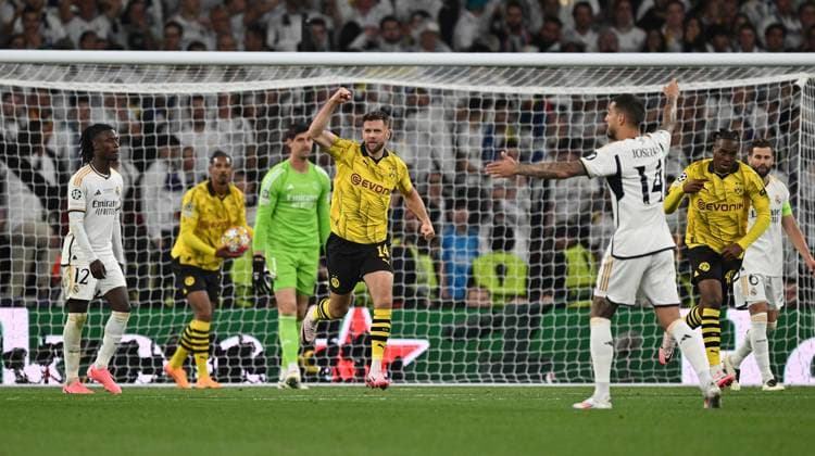 01.06.2024, xfux, Fussball UEFA Champions League Finale 2024, Borussia Dortmund - Real Madrid, emspor, v.l. Niclas Füllkrug (Borussia Dortmund), Thibaut Courtois (Real Madrid) abseitstor (DFL DFB REGULATIONS PROHIBIT ANY USE OF PHOTOGRAPHS as IMAGE SEQUENCES and or QUASI-VIDEO) London
