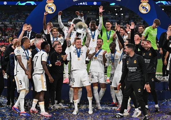 01.06.2024, xfux, Fussball UEFA Champions League Finale 2024, Borussia Dortmund - Real Madrid, emspor, v.l. Toni Kroos (Real Madrid), Joselu (Real Madrid) und team jubeln jubelt nach Spielende celebrate at the end of the match. mit pokal (DFL DFB REGULATIONS PROHIBIT ANY USE OF PHOTOGRAPHS as IMAGE SEQUENCES and or QUASI-VIDEO) London
