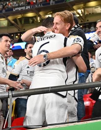 01.06.2024, xfux, Fussball UEFA Champions League Finale 2024, Borussia Dortmund - Real Madrid, emspor, v.l. Nacho (Real Madrid) bei den Fans (DFL DFB REGULATIONS PROHIBIT ANY USE OF PHOTOGRAPHS as IMAGE SEQUENCES and or QUASI-VIDEO) London