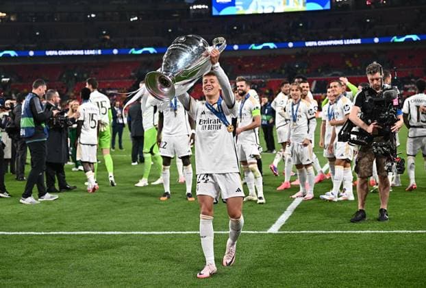01.06.2024, xfux, Fussball UEFA Champions League Finale 2024, Borussia Dortmund - Real Madrid, emspor, v.l. Arda Güler (Real Madrid) mit dem Pokal (DFL DFB REGULATIONS PROHIBIT ANY USE OF PHOTOGRAPHS as IMAGE SEQUENCES and or QUASI-VIDEO) London