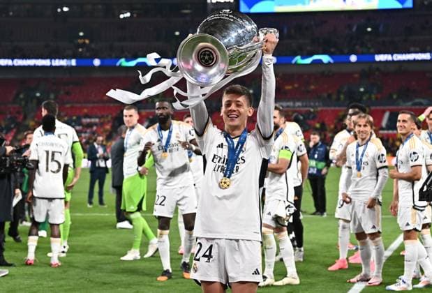 01.06.2024, xfux, Fussball UEFA Champions League Finale 2024, Borussia Dortmund - Real Madrid, emspor, v.l. Arda Güler (Real Madrid) mit dem Pokal (DFL DFB REGULATIONS PROHIBIT ANY USE OF PHOTOGRAPHS as IMAGE SEQUENCES and or QUASI-VIDEO) London