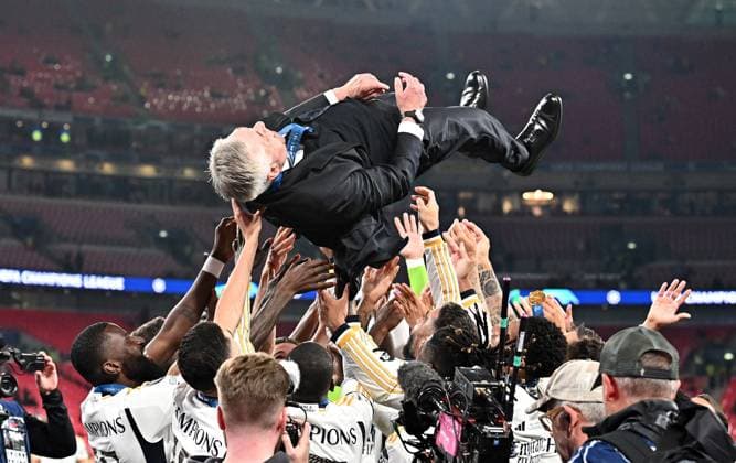 01.06.2024, xfux, Fussball UEFA Champions League Finale 2024, Borussia Dortmund - Real Madrid, emspor, v.l. Trainer Carlo Ancelotti (Real Madrid) wird vom Team hochgeworfen bejubelt (DFL DFB REGULATIONS PROHIBIT ANY USE OF PHOTOGRAPHS as IMAGE SEQUENCES and or QUASI-VIDEO) London