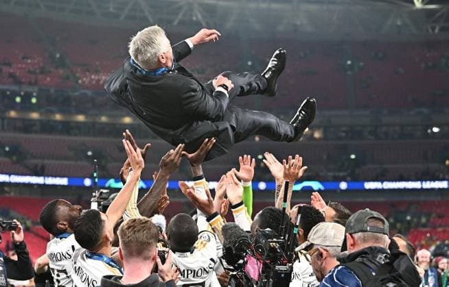 01.06.2024, xfux, Fussball UEFA Champions League Finale 2024, Borussia Dortmund - Real Madrid, emspor, v.l. Trainer Carlo Ancelotti (Real Madrid) wird vom Team hochgeworfen bejubelt (DFL DFB REGULATIONS PROHIBIT ANY USE OF PHOTOGRAPHS as IMAGE SEQUENCES and or QUASI-VIDEO) London
