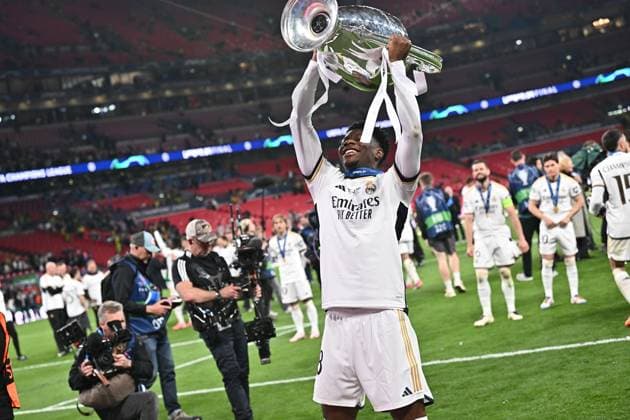 01.06.2024, xfux, Fussball UEFA Champions League Finale 2024, Borussia Dortmund - Real Madrid, emspor, v.l. Aurelien Tchouameni (Real Madrid) mit dem pokal (DFL DFB REGULATIONS PROHIBIT ANY USE OF PHOTOGRAPHS as IMAGE SEQUENCES and or QUASI-VIDEO) London