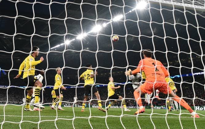 01.06.2024, xfux, Fussball UEFA Champions League Finale 2024, Borussia Dortmund - Real Madrid, emspor, v.l. Mats Hummels (Borussia Dortmund), Gregor Knobel (Borussia Dortmund), Daniel Carvajal (Real Madrid) Goal scored, erziehlt das Tor zum 1:0 (DFL DFB REGULATIONS PROHIBIT ANY USE OF PHOTOGRAPHS as IMAGE SEQUENCES and or QUASI-VIDEO) London
