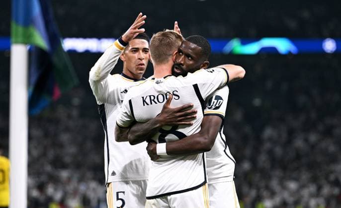Fussball, Champions League Finale, Saison 2023 2024, Wembley Stadium London: Bor. Dortmund - Real Madrid; Jubel nach dem Tor zum 0:1 durch Daniel Carvajal (RMA), Jude Bellingham (RMA) setzt Toni Kroos (RMA) die Krone auf. Jubel, Freude, Aktion. UEFA REGULATIONS PROHIBIT ANY USE OF PHOTOGRAPHS AS IMAGE SEQUENCES AND OR QUASI-VIDEO