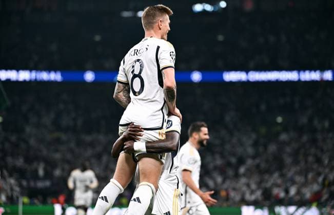Fussball, Champions League Finale, Saison 2023 2024, Wembley Stadium London: Bor. Dortmund - Real Madrid; Jubel nach dem Tor zum 0:1 durch Daniel Carvajal (RMA), Toni Kroos (RMA) und Antonio Rüdiger (RMA). Jubel, Freude, Aktion. UEFA REGULATIONS PROHIBIT ANY USE OF PHOTOGRAPHS AS IMAGE SEQUENCES AND OR QUASI-VIDEO