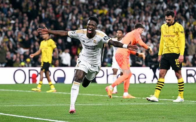 Fussball, Champions League Finale, Saison 2023 2024, Wembley Stadium London: Bor. Dortmund - Real Madrid 0:2; Jubel Vinicius Junior (RMA) nach seinem Tor zum 0:2, Mats Hummels (BVB) enttäuscht. Jubel, Freude, Aktion, Enttäuschung, Frust. UEFA REGULATIONS PROHIBIT ANY USE OF PHOTOGRAPHS AS IMAGE SEQUENCES AND OR QUASI-VIDEO
