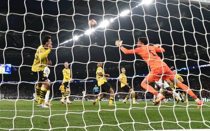01.06.2024, xfux, Fussball UEFA Champions League Finale 2024, Borussia Dortmund - Real Madrid, emspor, v.l. Mats Hummels (Borussia Dortmund), Gregor Knobel (Borussia Dortmund), Daniel Carvajal (Real Madrid) Goal scored, erziehlt das Tor zum 1:0 (DFL DFB REGULATIONS PROHIBIT ANY USE OF PHOTOGRAPHS as IMAGE SEQUENCES and or QUASI-VIDEO) London