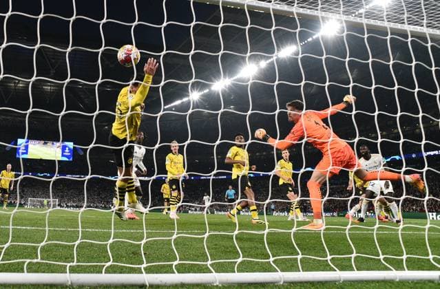 01.06.2024, xfux, Fussball UEFA Champions League Finale 2024, Borussia Dortmund - Real Madrid, emspor, v.l. Mats Hummels (Borussia Dortmund), Gregor Knobel (Borussia Dortmund), Daniel Carvajal (Real Madrid) Goal scored, erziehlt das Tor zum 1:0 (DFL DFB REGULATIONS PROHIBIT ANY USE OF PHOTOGRAPHS as IMAGE SEQUENCES and or QUASI-VIDEO) London