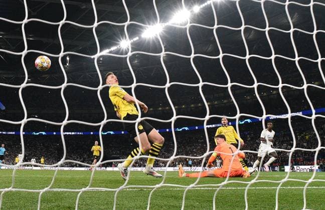 01.06.2024, xfux, Fussball UEFA Champions League Finale 2024, Borussia Dortmund - Real Madrid, emspor, v.l. Nico Schlotterbeck (Borussia Dortmund), Mats Hummels (Borussia Dortmund), Gregor Knobel (Borussia Dortmund), Vinicius Junior (Real Madrid) Goal scored, erziehlt das Tor zum 2:0 (DFL DFB REGULATIONS PROHIBIT ANY USE OF PHOTOGRAPHS as IMAGE SEQUENCES and or QUASI-VIDEO) London