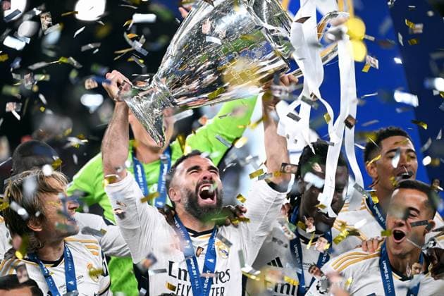 Fussball, Champions League Finale, Saison 2023 2024, Wembley Stadium London: Bor. Dortmund - Real Madrid 0:2; Jubel Daniel Carvajal (RMA) mit Pokal. Jubel, Freude, Aktion. UEFA REGULATIONS PROHIBIT ANY USE OF PHOTOGRAPHS AS IMAGE SEQUENCES AND OR QUASI-VIDEO