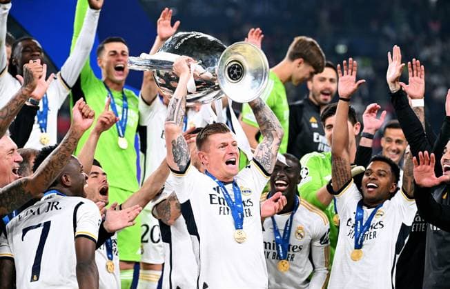 Fussball, Champions League Finale, Saison 2023 2024, Wembley Stadium London: Bor. Dortmund - Real Madrid 0:2; Jubel Toni Kroos (RMA) mit Pokal. Jubel, Freude, Aktion. UEFA REGULATIONS PROHIBIT ANY USE OF PHOTOGRAPHS AS IMAGE SEQUENCES AND OR QUASI-VIDEO
