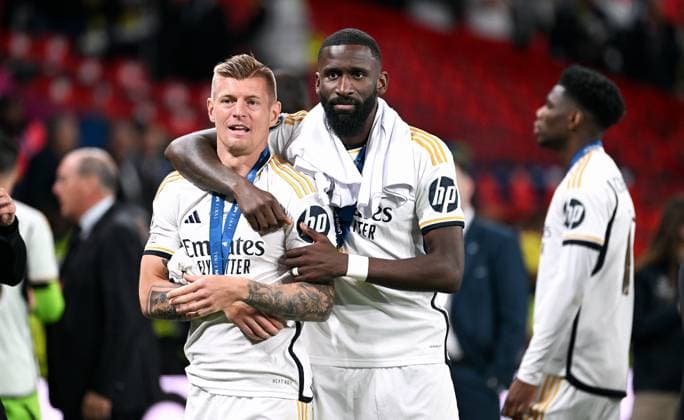 Fussball, Champions League Finale, Saison 2023 2024, Wembley Stadium London: Bor. Dortmund - Real Madrid 0:2; Toni Kroos (RMA) und Antonio Rüdiger (RMA) nach Spielende. Jubel, Freude, Aktion. UEFA REGULATIONS PROHIBIT ANY USE OF PHOTOGRAPHS AS IMAGE SEQUENCES AND OR QUASI-VIDEO