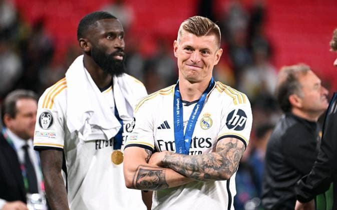 Fussball, Champions League Finale, Saison 2023 2024, Wembley Stadium London: Bor. Dortmund - Real Madrid 0:2; Toni Kroos (RMA) und Antonio Rüdiger (RMA) nach Spielende. Jubel, Freude, Aktion. UEFA REGULATIONS PROHIBIT ANY USE OF PHOTOGRAPHS AS IMAGE SEQUENCES AND OR QUASI-VIDEO