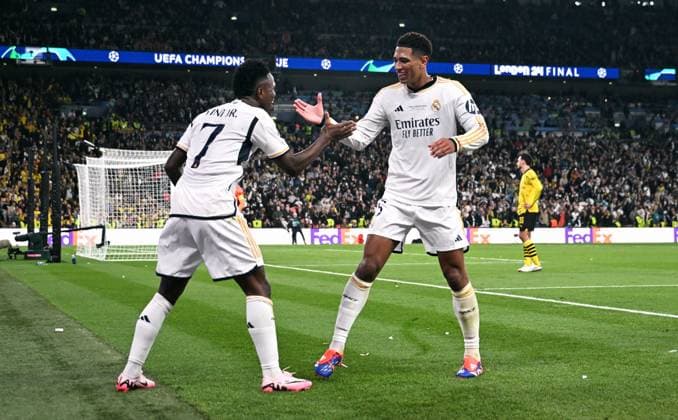 Fussball, Champions League Finale, Saison 2023 2024, Wembley Stadium London: Bor. Dortmund - Real Madrid 0:2; Jubel Vinicius Junior (RMA) nach seinem Tor zum 0:2, zusammen mit Jude Bellingham (RMA). Jubel, Freude, Aktion. UEFA REGULATIONS PROHIBIT ANY USE OF PHOTOGRAPHS AS IMAGE SEQUENCES AND OR QUASI-VIDEO