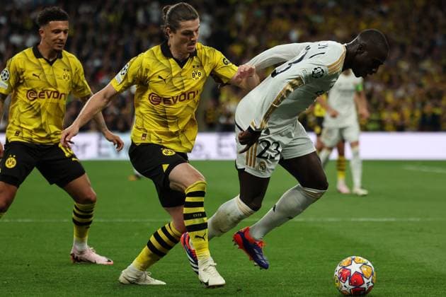 LONDON, ENGLAND, JUNE 01: Marcel Sabitzer (L) of Borussia Dortmund is closely following Ferland Mendy (R) of Real Madrid during the UEFA Champions League final soccer match between Borussia Dortmund and Real Madrid at Wembley Stadium in London, England on June 01, 2024, UEFA Champions League Final - Borussia Dortmund v Real Madrid