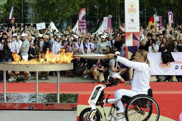 Sport Themen der Woche KW22 Sport Bilder des Tages Jeux olympiques 2024 - La flamme Ã Rennes Perle Bouge (rameuse francaise) Allumage du chaudron JO2024 : Jeux olympiques 2024 - La flamme Ã Rennes - 01 06 2024 JulienKammerer Panoramic 