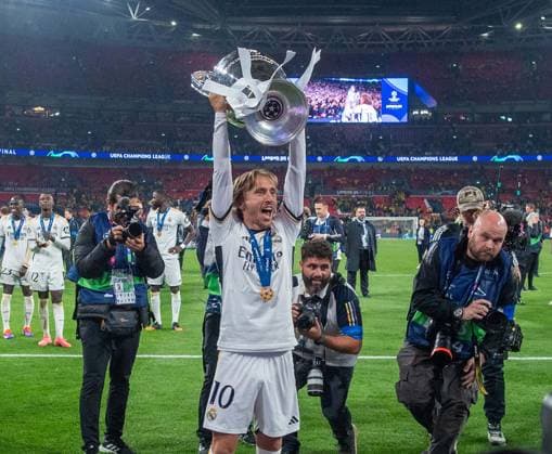 Fussball, Herren, Saison 2023 2024, Champions League (Finale), Borussia Dortmund - Real Madrid, Luka Modric ( Real Madrid) mit Trophäe, Siegerfoto mit Pokal, 01.06.2024, Copyright: xSebastianxRäppold MatthiasxKochx