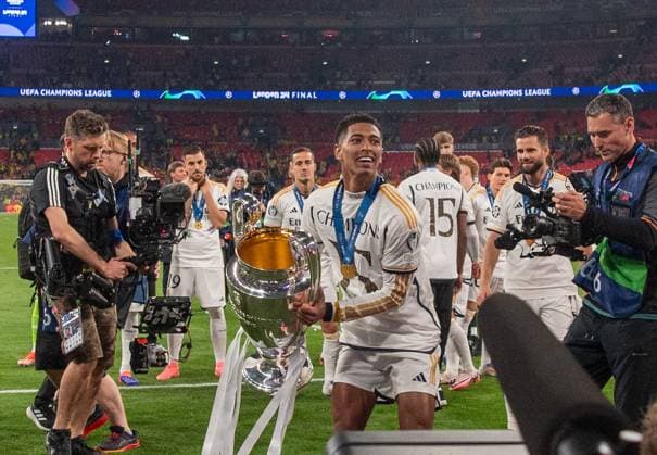 Fussball, Herren, Saison 2023 2024, Champions League (Finale), Borussia Dortmund - Real Madrid, Jude Bellingham (Real Madrid) mit Trophäe, Siegerfoto mit Pokal, 01.06.2024, Copyright: xSebastianxRäppold MatthiasxKochx