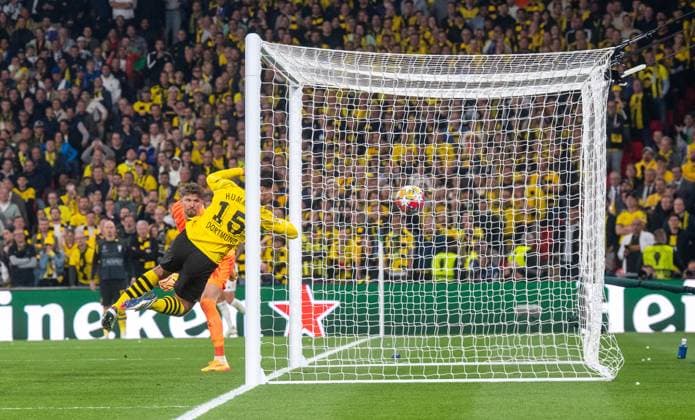 Fussball, Herren, Saison 2023 2024, Champions League (Finale), Borussia Dortmund - Real Madrid, Daniel Carvajal (nicht im Bild, Real Madrid) erzielt das Tor zum 1:0 gegen Torwart Gregor Kobel (Borussia Dortmund) und Mats Hummels (Borussia Dortmund), 01.06.2024, Copyright: xSebastianxRäppold MatthiasxKochx