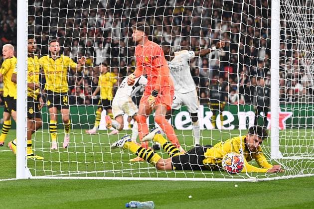 Tor Dani CARVAJAL (Real Madrid-verdeckt) zum 1-0,,Mats HUMMELS (Borussia Dortmund) liegt im Tor,hi:Torwart Gregor KOBEL (Borussia Dortmund), Aktion, Fussball UEFA Champions League Finale Borussia Dortmund - Real Madrid am 01.06.2024, Wembley Staion