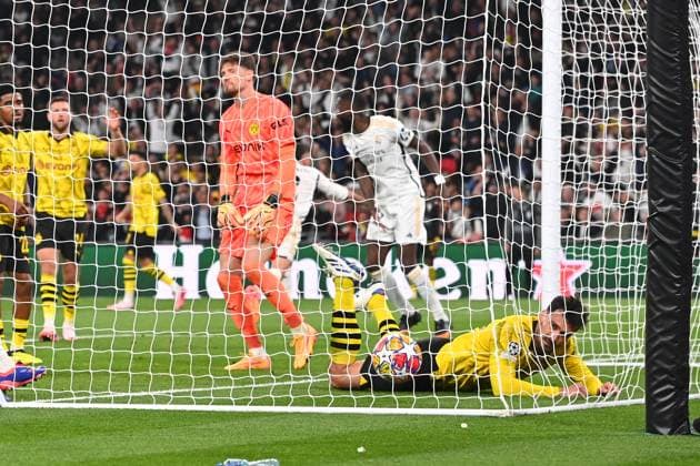 Tor Dani CARVAJAL (Real Madrid-verdeckt) zum 1-0,,Mats HUMMELS (Borussia Dortmund) liegt im Tor,hi:Torwart Gregor KOBEL (Borussia Dortmund), Aktion, Fussball UEFA Champions League Finale Borussia Dortmund - Real Madrid am 01.06.2024, Wembley Staion