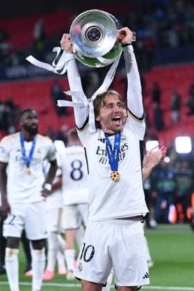 Fußball Champions League Finale Borussia Dortmund - Real Madrid am 01.06.2024 im Wembley-Stadion in London Luka Modric ( Madrid ), mit dem Champions League-Pokal