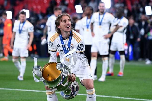 Fußball Champions League Finale Borussia Dortmund - Real Madrid am 01.06.2024 im Wembley-Stadion in London Luka Modric ( Madrid ), mit dem Champions League-Pokal