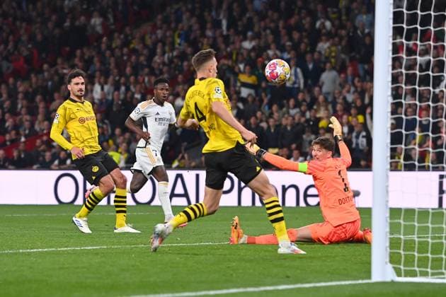 Tor Vinicius JUNIOR (Real Madrid) zum 2-0,Ball ,Aktion,Torschuss gegen Mats HUMMELS (Borussia Dortmund) , Nico SCHLOTTERBECK (Borussia Dortmund) und Torwart Gregor KOBEL (Borussia Dortmund), Fussball UEFA Champions League Finale Borussia Dortmund - Real Madrid am 01.06.2024, Wembley Staion