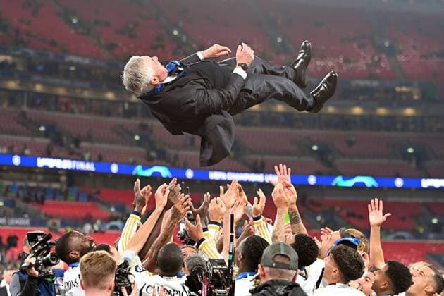 Trainer Carlo ANCELOTTI (Real Madrid) wird von seinen Spielern hochgeworfen, Jubel,Freude,Begeisterung, Fussball UEFA Champions League Finale Borussia Dortmund - Real Madrid am 01.06.2024, Wembley Staion