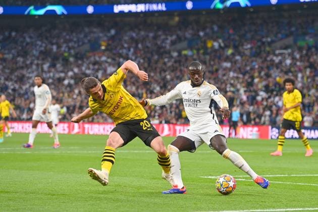 Marcel SABITZER (Borussia Dortmund), Aktion,Zweikampf gegen Ferland MENDI (Real Madrid). Fussball UEFA Champions League Finale Borussia Dortmund - Real Madrid am 01.06.2024, Wembley Staion