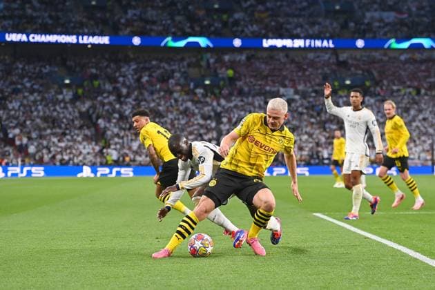 Julian RYERSON (Borussia Dortmund) Aktion,Zweikampf gegen Ferland MENDI (Real Madrid). Fussball UEFA Champions League Finale Borussia Dortmund - Real Madrid am 01.06.2024, Wembley Staion