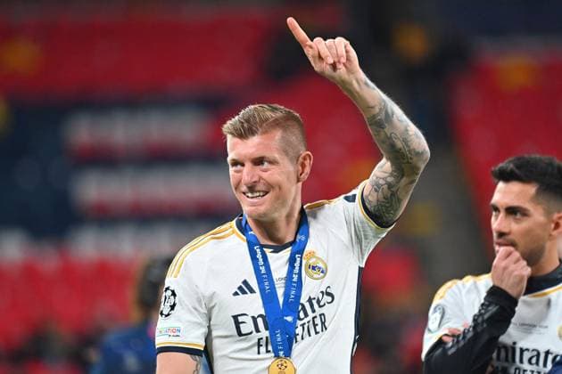 Toni KROOS (Real Madrid) nach Siegerehrung,winkt,winken, Aktion,Einzelbild,angeschnittenes Einzelmotiv,Halbfigur,halbe Figur. Fussball UEFA Champions League Finale Borussia Dortmund - Real Madrid am 01.06.2024, Wembley Staion