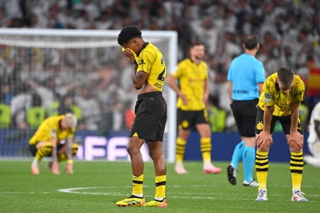 Ian MAATSEN (Borussia Dortmund), re:Nico SCHLOTTERBECK (Borussia Dortmund), nach Spielende, Enttaeuschung,Frust, enttaeuscht,frustriert,niedergeschlagen, Fussball UEFA Champions League Finale Borussia Dortmund - Real Madrid am 01.06.2024, Wembley Staion