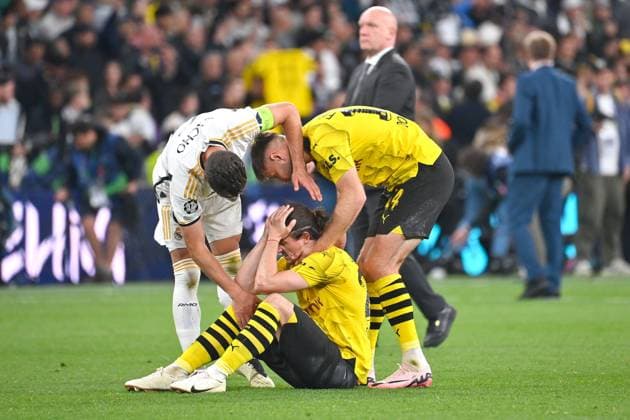 Niclas FUELLKRUG (Borussia Dortmund) und NACHO (Real Madrid) troesten Marcel SABITZER (Borussia Dortmund) nach Spielende, Enttaeuschung,Frust, enttaeuscht,frustriert,niedergeschlagen, Fussball UEFA Champions League Finale Borussia Dortmund - Real Madrid am 01.06.2024, Wembley Staion