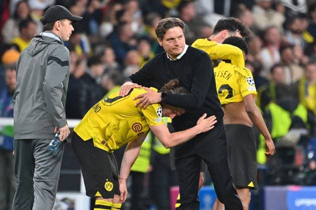 v.re: Edin TERZIC (Trainer Borussia Dortmund), troestet Marcel SABITZER (Borussia Dortmund) nach Spielende, Enttaeuschung,Frust, enttaeuscht,frustriert,niedergeschlagen, Fussball UEFA Champions League Finale Borussia Dortmund - Real Madrid am 01.06.2024, Wembley Staion