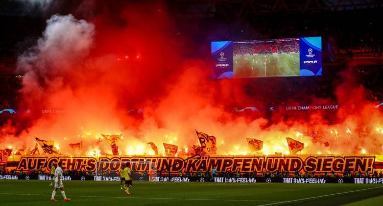 Borussia Dortmund v Real Madrid, London, UK - 1 Jun 2024 Borussia Dortmund supporters let off flares during the UEFA Champions League Final match between Borussia Dortmund and Real Madrid at Wembley Stadium, London on 1 June 2024 ( London Wembley Stadium London England Copyright: xMicahxCrook PPAUKx PPA-119976