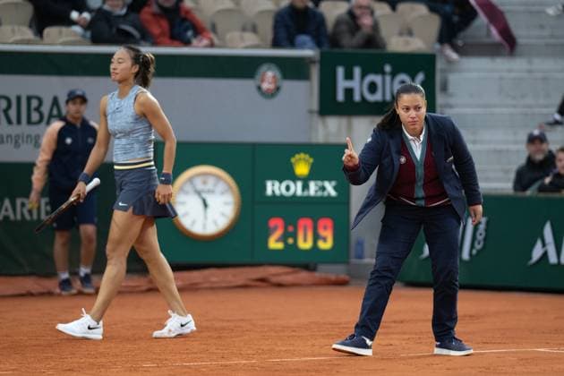 (240602) -- PARIS, June 2, 2024 -- The referee (R) gestures during the women s singles third round match between Zheng Qinwen of China and Elina Avanesyan of Russia at the French tennis tournament at Roland Garros in Paris, France, June 1, 2024. ) (SP)FRANCE-PARIS-TENNIS-FRENCH OPEN-WOMEN S SINGLES MengxDingbo 